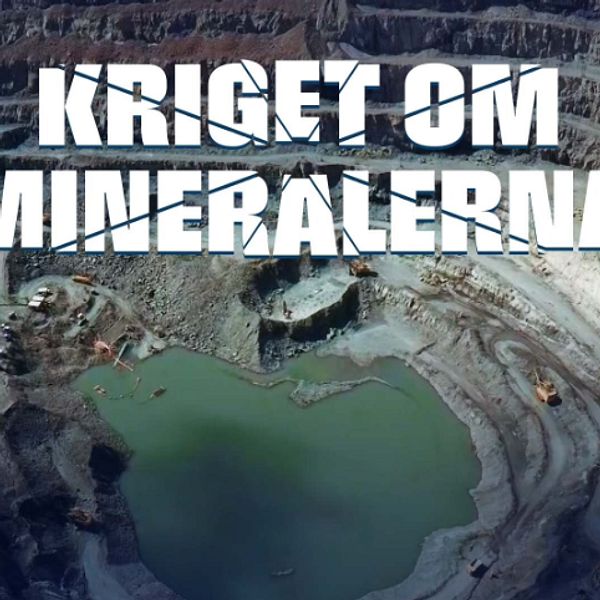 Flygfoto av en gruva med text ”Kriget om mineralerna” över bilden.