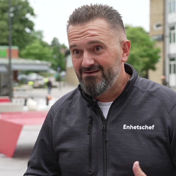 Elvir Fejzic talar utomhus på ett torg om romers delaktighet