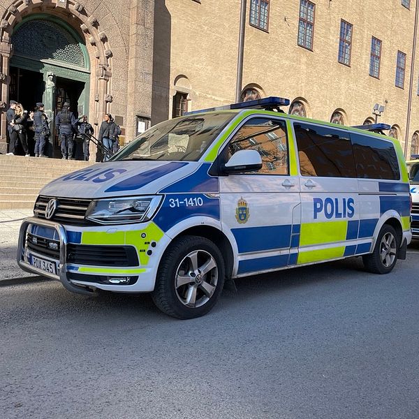 Polisbil framför Stockholms tingsrätt.
