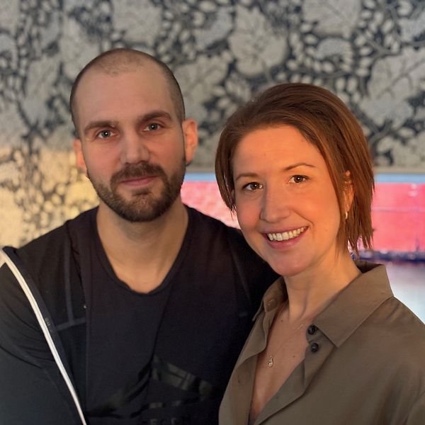 Tomas Hellander och Denise Hellander från Frisk och fri fotograferade rakt framifrån tillsammans framför en mönstrad vägg.