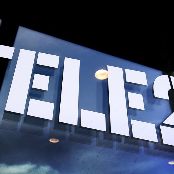 Tele2:s logga på en husfasad.