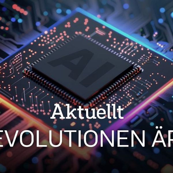 AI-chip med text ”AI-revolutionen är här” på en kretskortsbakgrund.