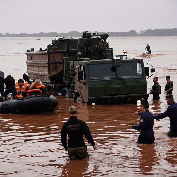 Soldater och polis evakuerar invånare i översvämningsdrabbade Porto Alegre i lördags.
