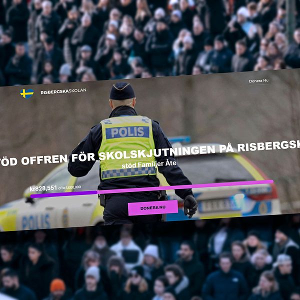 En polis står framför en stor folksamling under en demonstration eller minnesstund. I förgrunden syns texten ”Stöd offren för skolskjutningen på Risbergska” överlappande en polisbils synliga blå och gula färger.