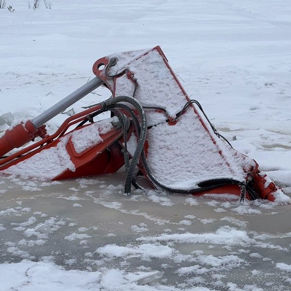 Lyftkran som gått igenom is i Solberg där en person dog.