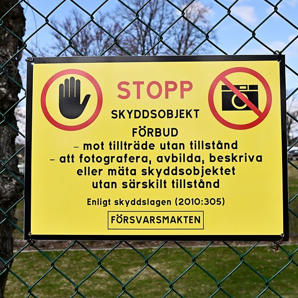 Skylt som varnar för fotografering och avbildning av skyddsobjekt, med texten ”STOPP SKYDDSOBJEKT FÖRBUD” och information om att tillstånd krävs enligt skyddslagen.