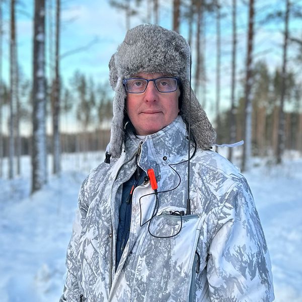 Gunnar Glöersen från Svenska Jägareförbundet står i ett snöigt landskap och tittar in i kameran