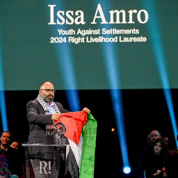 Issa Amro  tar emot pris från Right Livelihood.