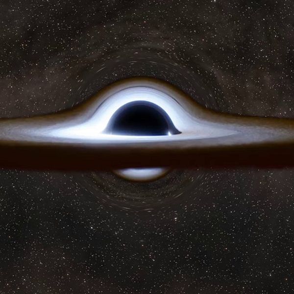 En digital illustration av ett svart hål omgiven av en accretionsskiva, med stars bakom. Illustrationen visar det karakteristiska draget av en ljusring som reflekterar ljus runt det svarta hålets eventhorisont.