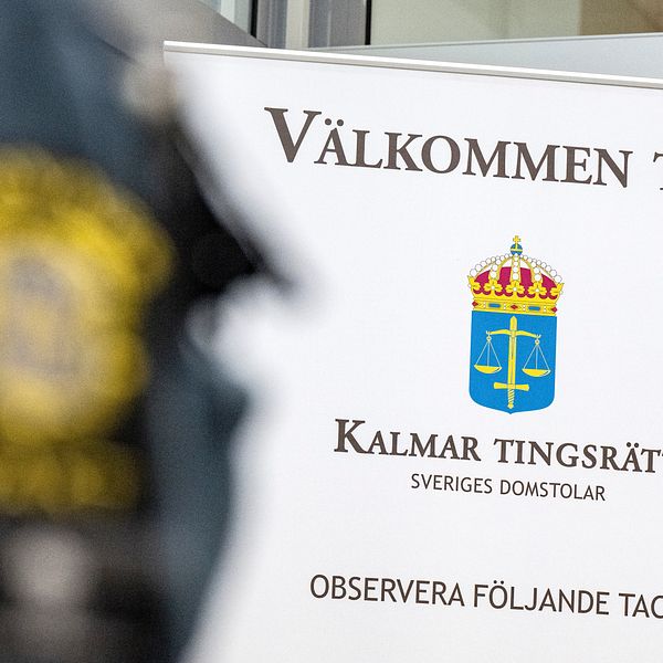 Skylt med texten välkommen till Kalmar tingsrätt.