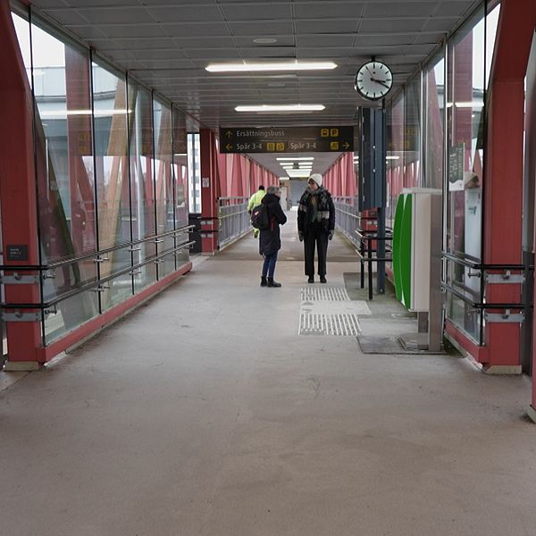 Tågstationen i Alvesta, folk väntar på tåg