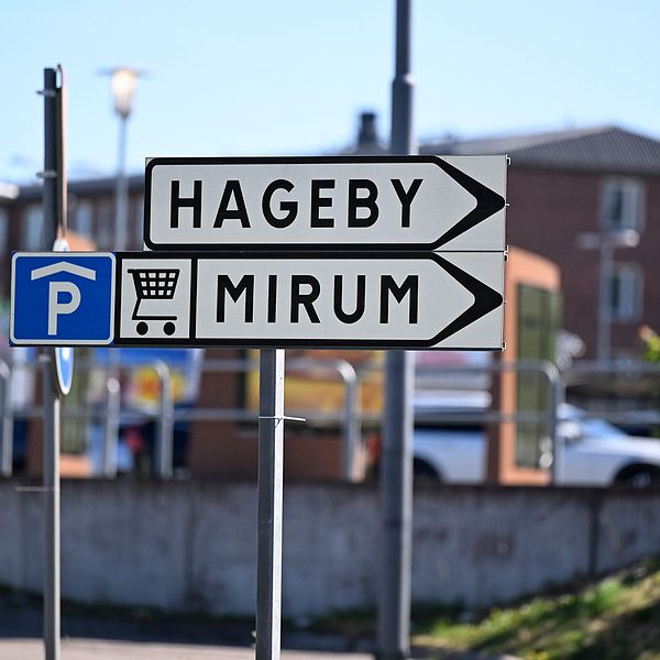 skylt som visar Hageby till höger