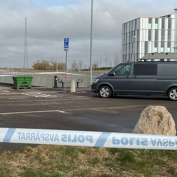 Polisen har hittat en död kropp i en damm i Lund.