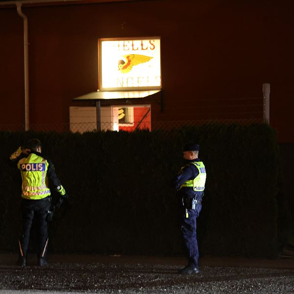 Två poliser utanför Hells Angels lokaler i Eskilstuna under stor insats på lördagskvällen.