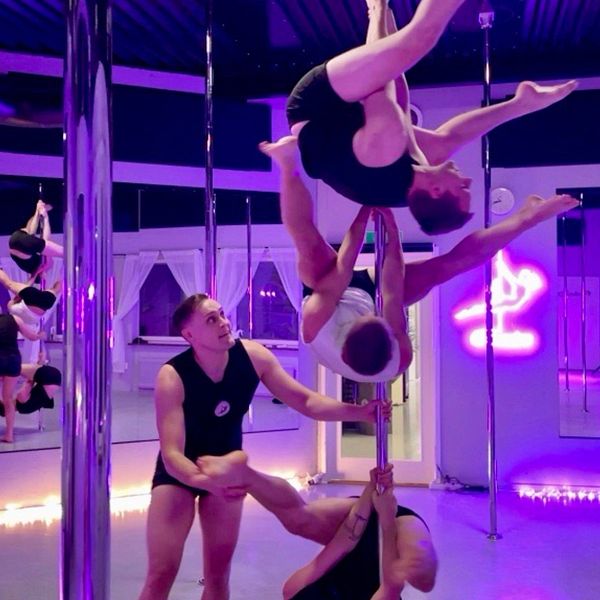 Marcus Elsberg, Simon Persson, Andreas Palfelt och Felix Montell tränar poledance i en studio i Kristianstad.