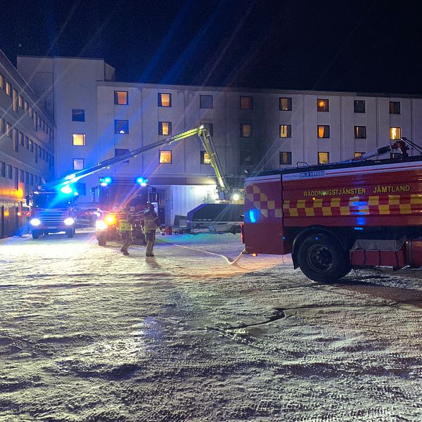 Hotellbyggnad i Åre samt brandbilar.