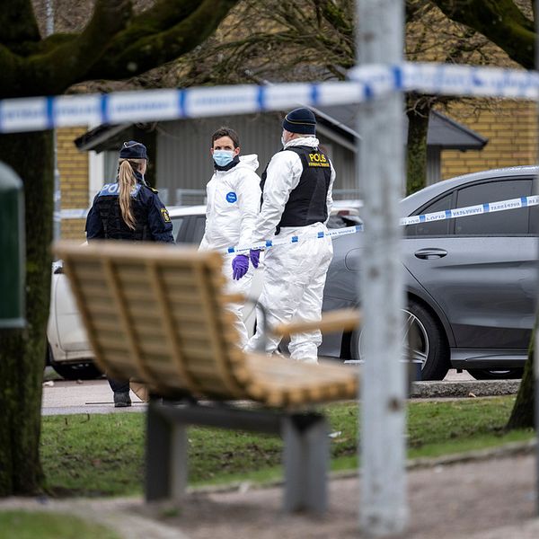 Polis vid mordplatsen på Adolfsberg