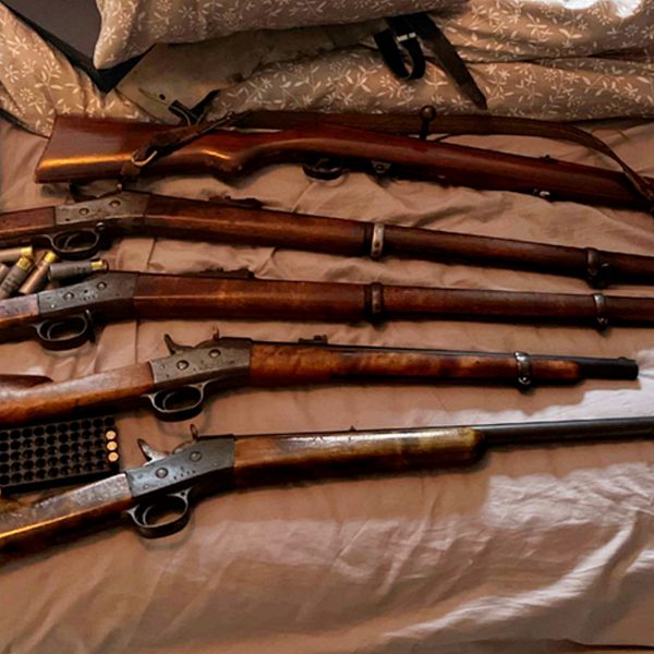 Flera gevär och ammunition beslagtagna i mannens hem