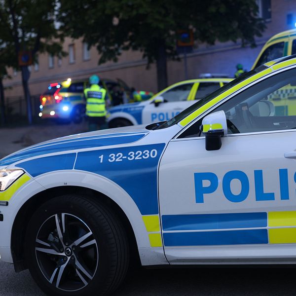 Flera polispatruller på plats i området där en man blivit skjuten.