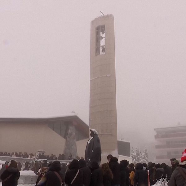 Människor samlade vid kyrka i Crans-Montana under nationell sorgedag efter branden.