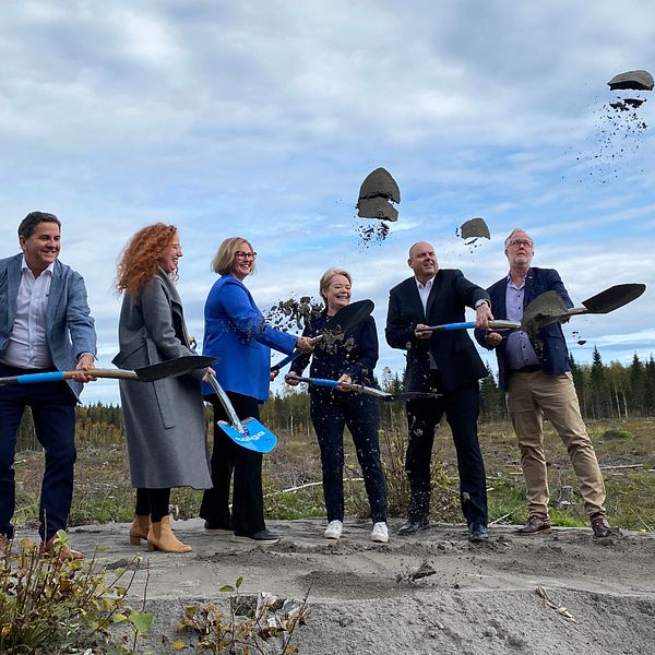 Första spadtaget vid Talgas batterianodfabrik på Hertsön i Luleå. Sex personer skottar upp jord  på platsen.