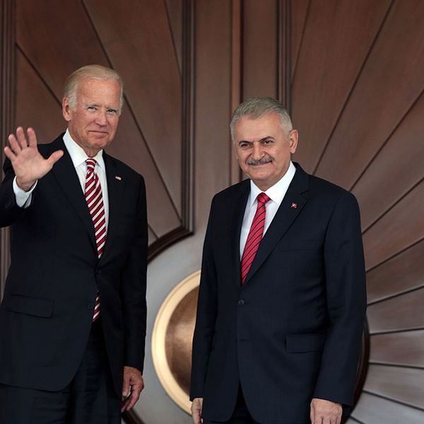 Joe Biden tillsammans med Turkiets premiärminister Binali Yildirim i Ankara.