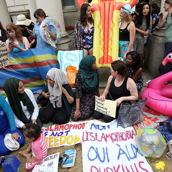 Kvinnor demonstrerar utanför franska ambassaden i London.