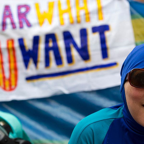 Brittisk protest mot det franska burkiniförbudet utanför Frankrikes ambassad i London.