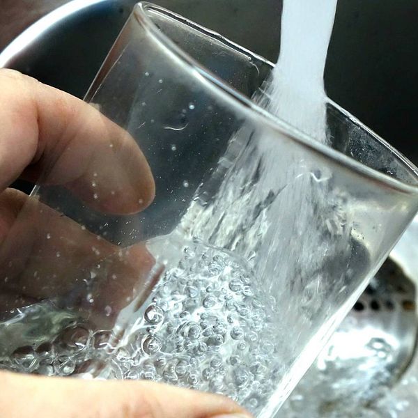 vatten hälls upp i glas