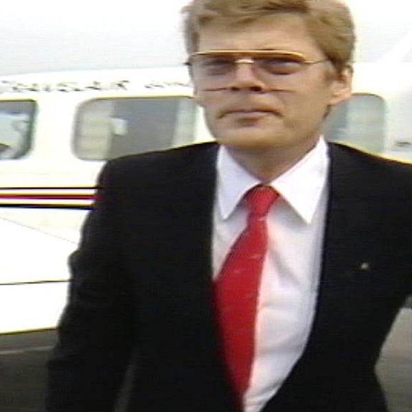 Christer Ericsson framför ett flygplan.
