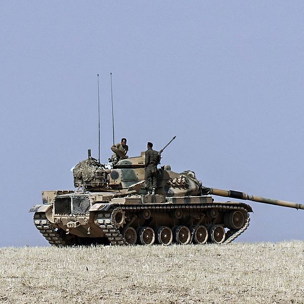 En turkisk stridsvagn nära Karkamis, den plats vid gränsen till Syrien där turkiska marktrupper har gått in i grannlandet.