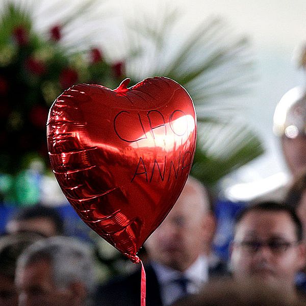 En hjärtformad ballong vid statsbegravningen för jordbävningsoffren i Amatrice.