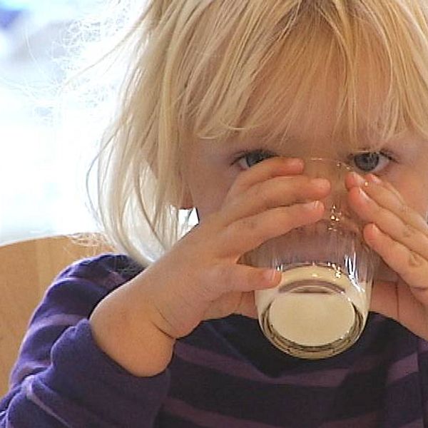 barn som dricker mjölk
