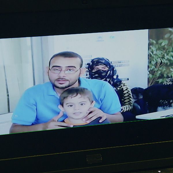 Mohammed pratar med SVT:s reporter via Skype från ett flyktingläger i norra Irak. I knät har har sin treårige brorson som blev vittne till hur IS dödade hans pappa, farfar och faster.