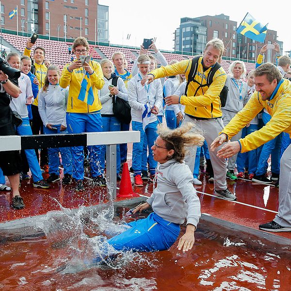 Förbundskapten Torneklint tar ett traditionsenligt dopp