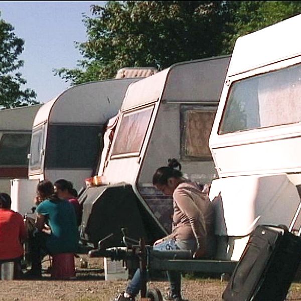 Husvagnar på rad vid Salvestaden utanför kalmar, EU-migranter som sitter och fikar.