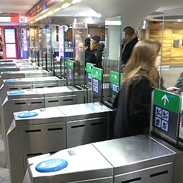 Kvinna passerar en t-banespärr på T-centralen.