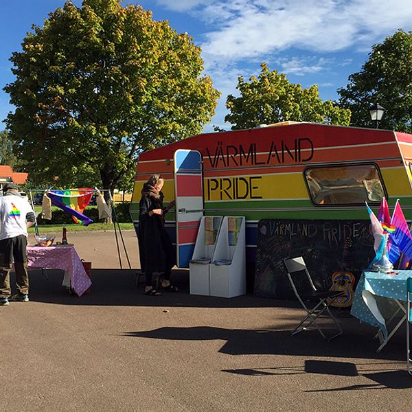 en husvagn i regnbågens färger som det står Värmland Pride på