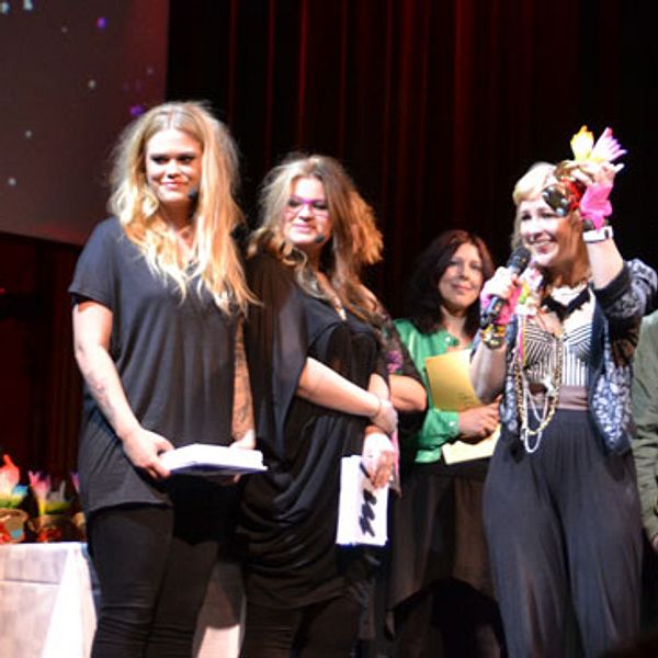 Niki & The Dove vann Årets pop. Här ihop med konferencier-duon Julia Frej och Kakan Hermansson (till vänster).