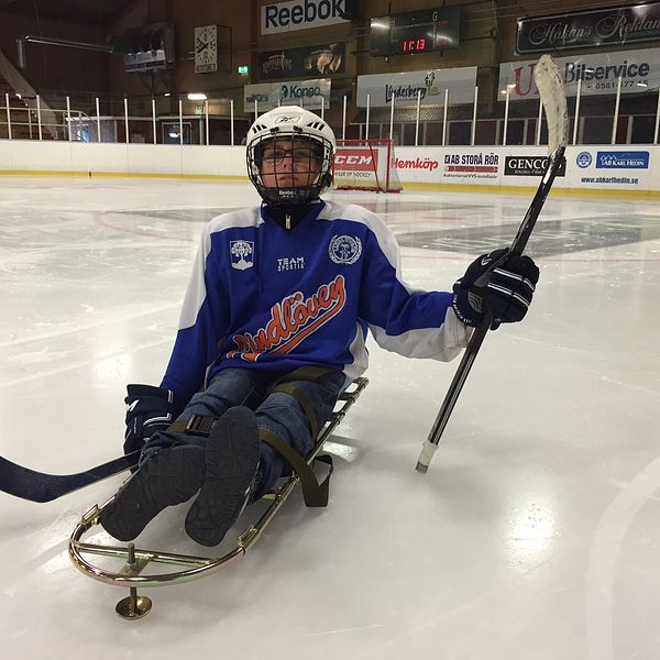 Emil Sedell är 11 år och älskar kälkhockey