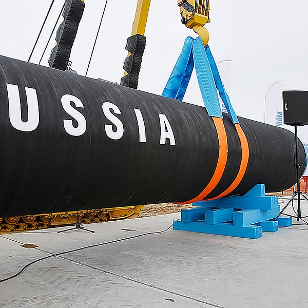 På denna arkivbild från 9 april 2010 ses en rysk arbetare vid en ceremoni för att markera starten på byggandet av Nord Stream-ledningen.