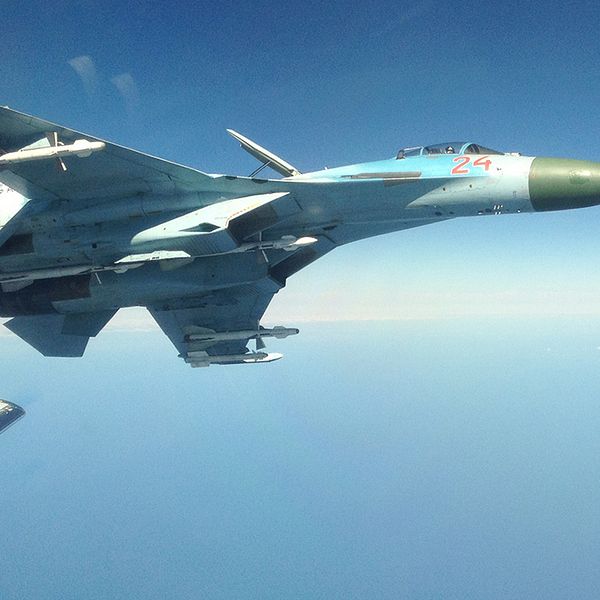 Rysk Su-27 fotograferad på nära håll från svenskt signalspaningsflygplan. Ryskt flyg har vid flera tillfällen under det senaste halvåret uppträtt på ett ovanligt närgånget sätt mot svenska signalspaningsflygplan, skriver Försvarets radioanstalt (FRA) på sin hemsida