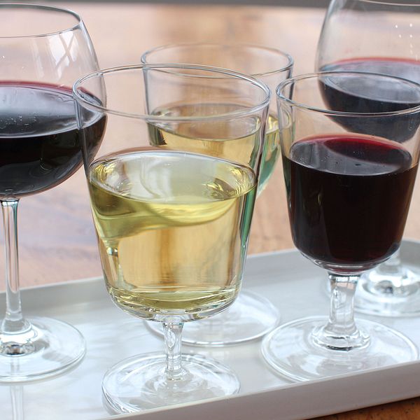 Glas fyllda med vin och sprit.