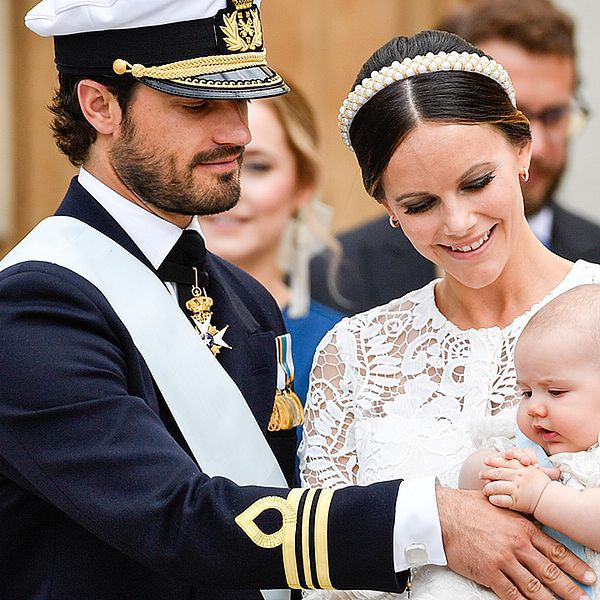 Prins Carl Philip, prinsessan Sofia och prins Alexander lämnar kyrkan efter prins Alexanders dop i Drottningholms slottskyrka.