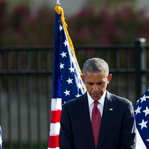 Barack Obama under en tyst minut innan sitt tal utanför Pentagon.