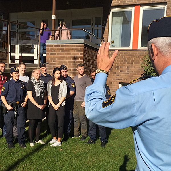 De nya polisstudenterna och deras instruktörer fotograferas av Mikael Hedström utanför polishuset i Söderhamn.