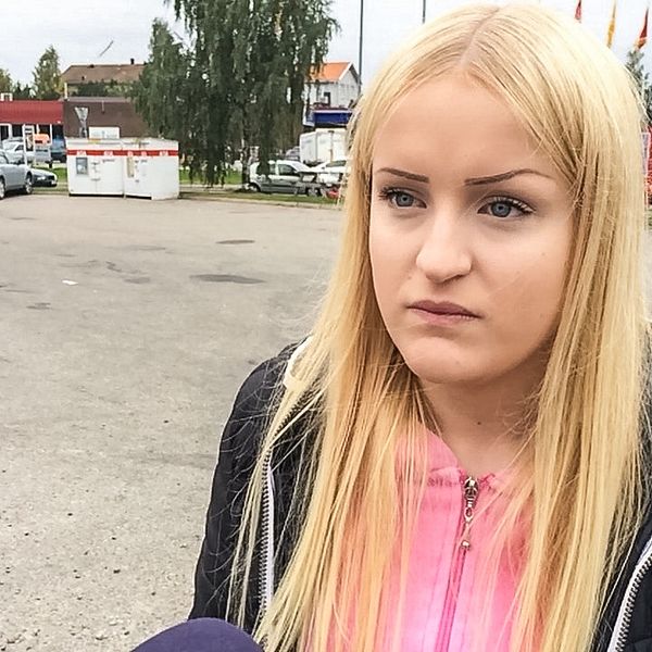 Charlotta Sundqvist och hennes kompis såg hur en person blev slagen med yxa under bråket på Gärdet i Bollnäs.