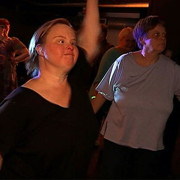 Lisbeth Östlund dansar till musikvideor.