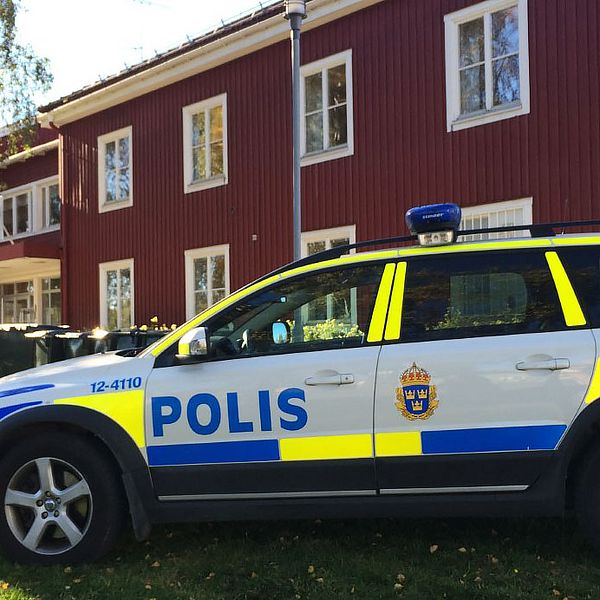 polisbil utanför kommunhuset i Robertsfors.