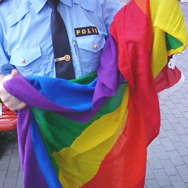 Uppsalapolisen hissar prideflaggan för första gången.